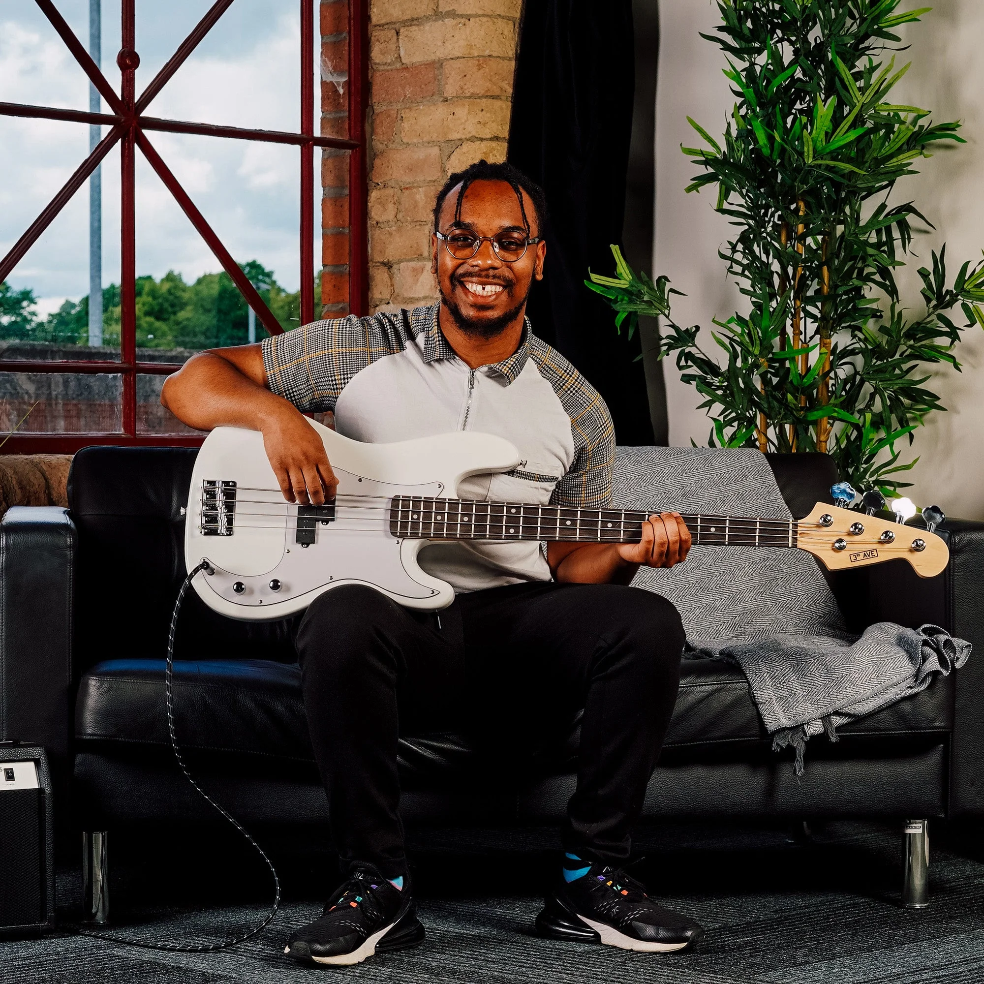3rd Avenue Bass Guitar Starter Pack - White - Image 5