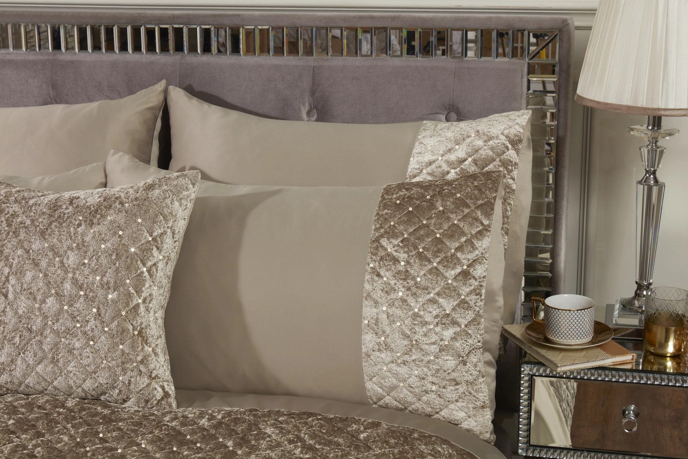 Glamour - Quilted Sequin Velvet Duvet Set In Mink - King Size - Image 3