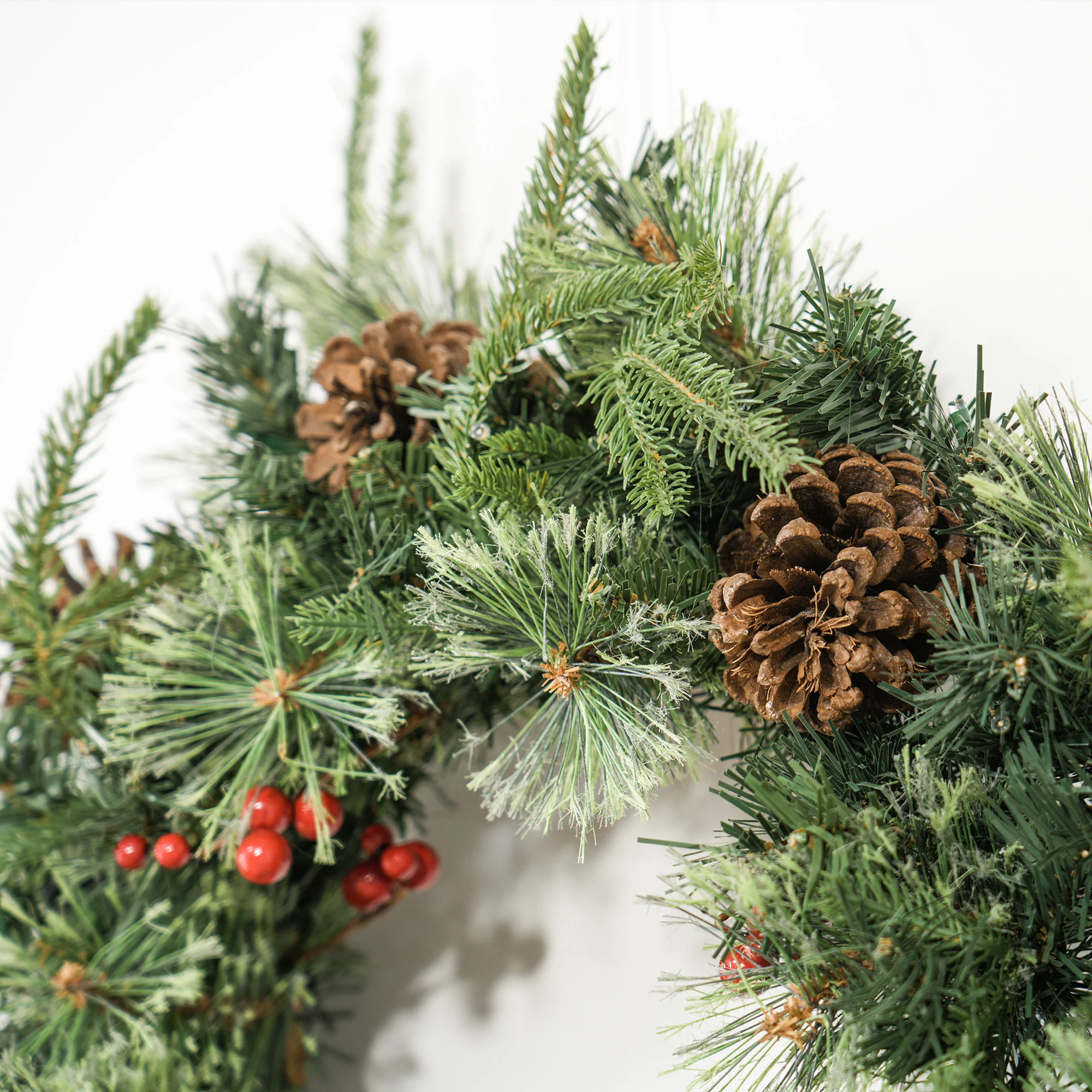 HOMCOM 60cm Christmas Wreath with LED Lights Pine Cones Red Berries Green - Image 8