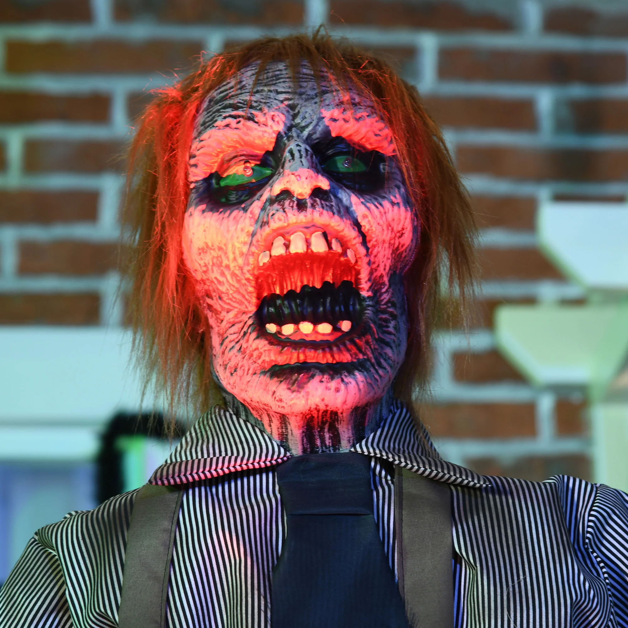 HOMCOM Life Size Outdoor Halloween Decoration Animatronic Chainsaw - Image 8