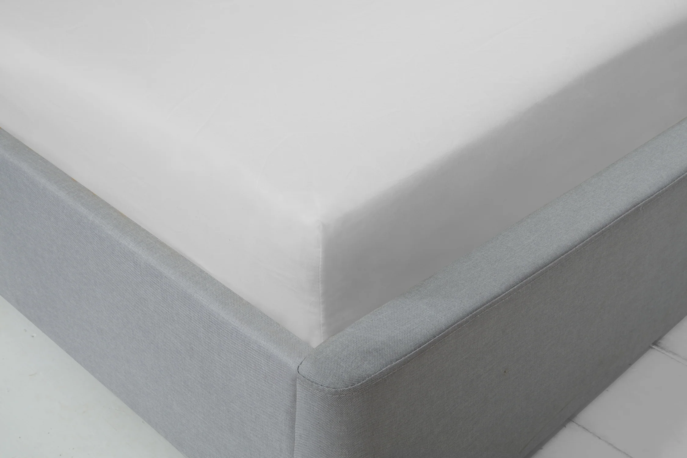 Lyla Fitted Sheet In White - King Size - Image 3