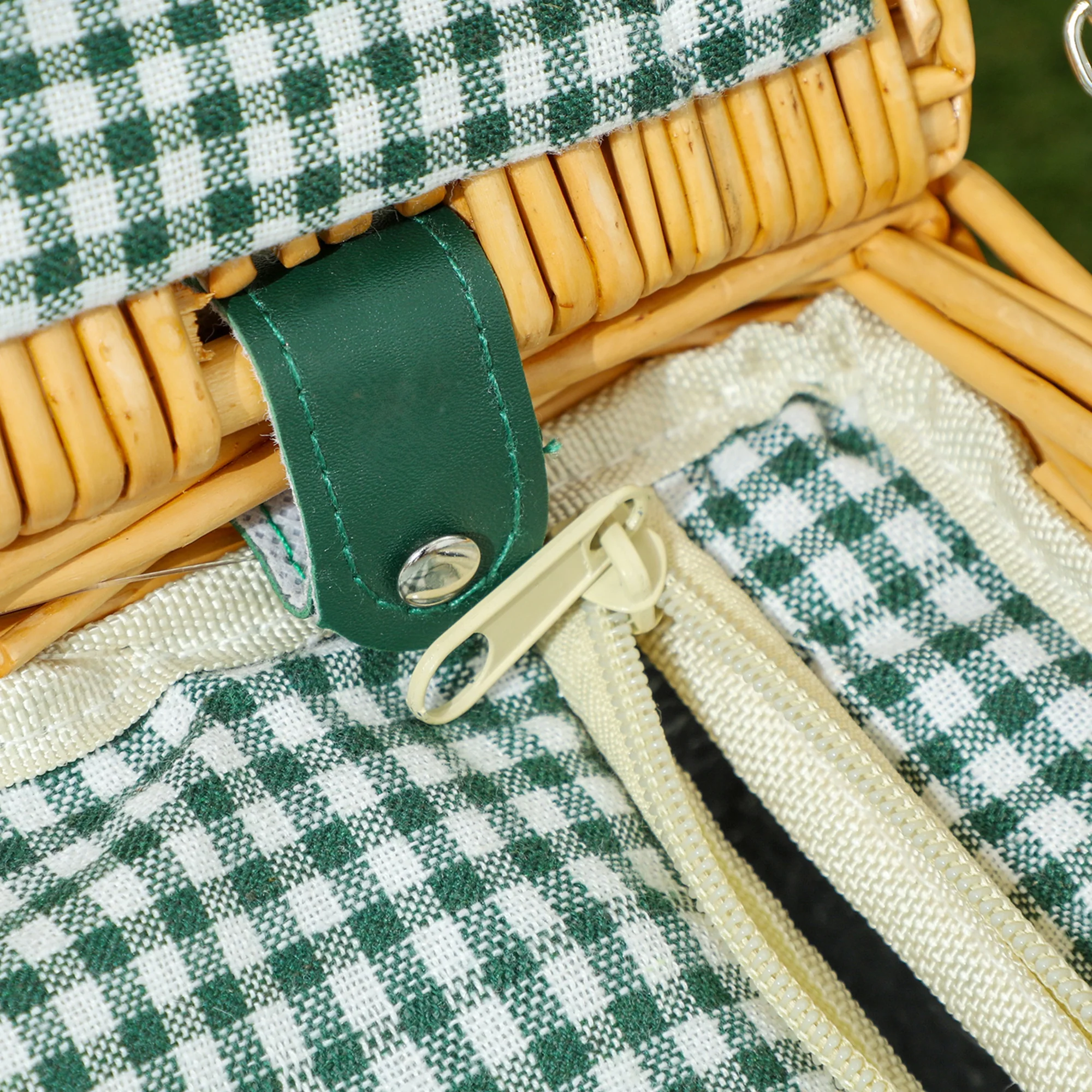 Outsunny Wicker Picnic Basket for 2 w/ Insulated Cooler Bag, Light Brown - Image 9