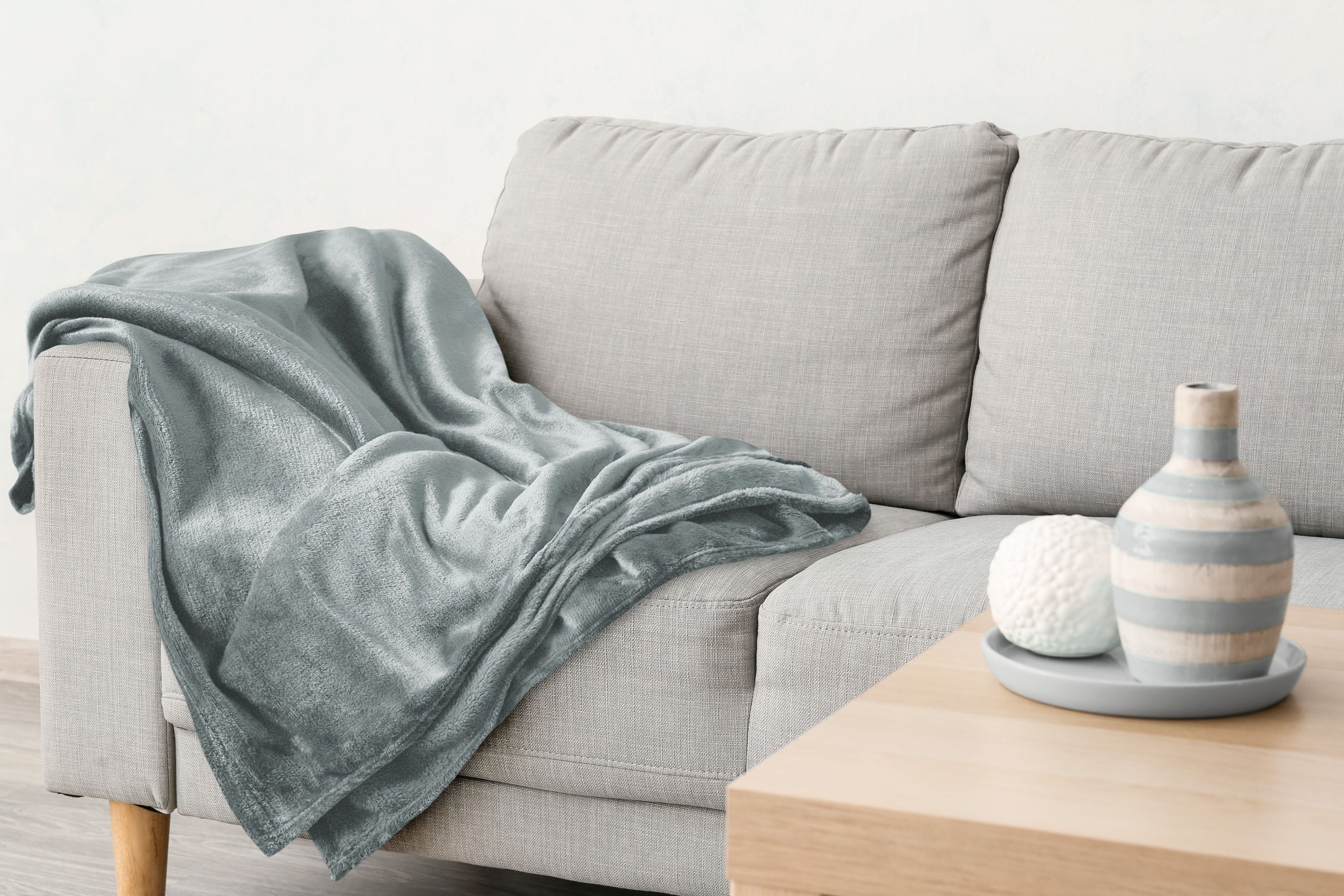 Snug Flannel Fleece Blanket Super Soft Throw in Silver - Image 3