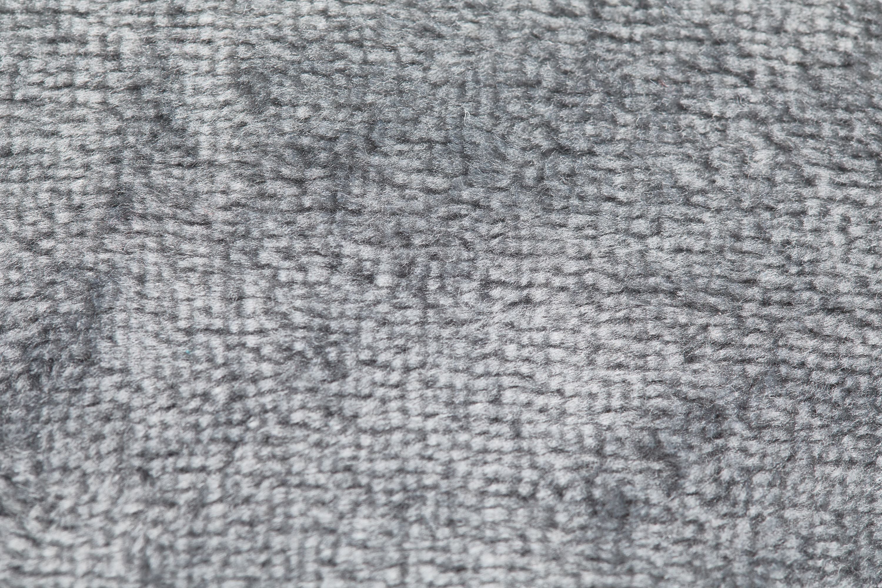 Snug Flannel Fleece Blanket Super Soft Throw in Silver - Image 4